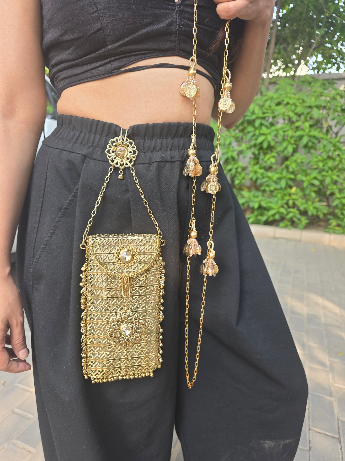 The Vintage Jardin Gold Mesh Crossbody Phone Pouch with 2-in-1 Waist & Crossbody Sling