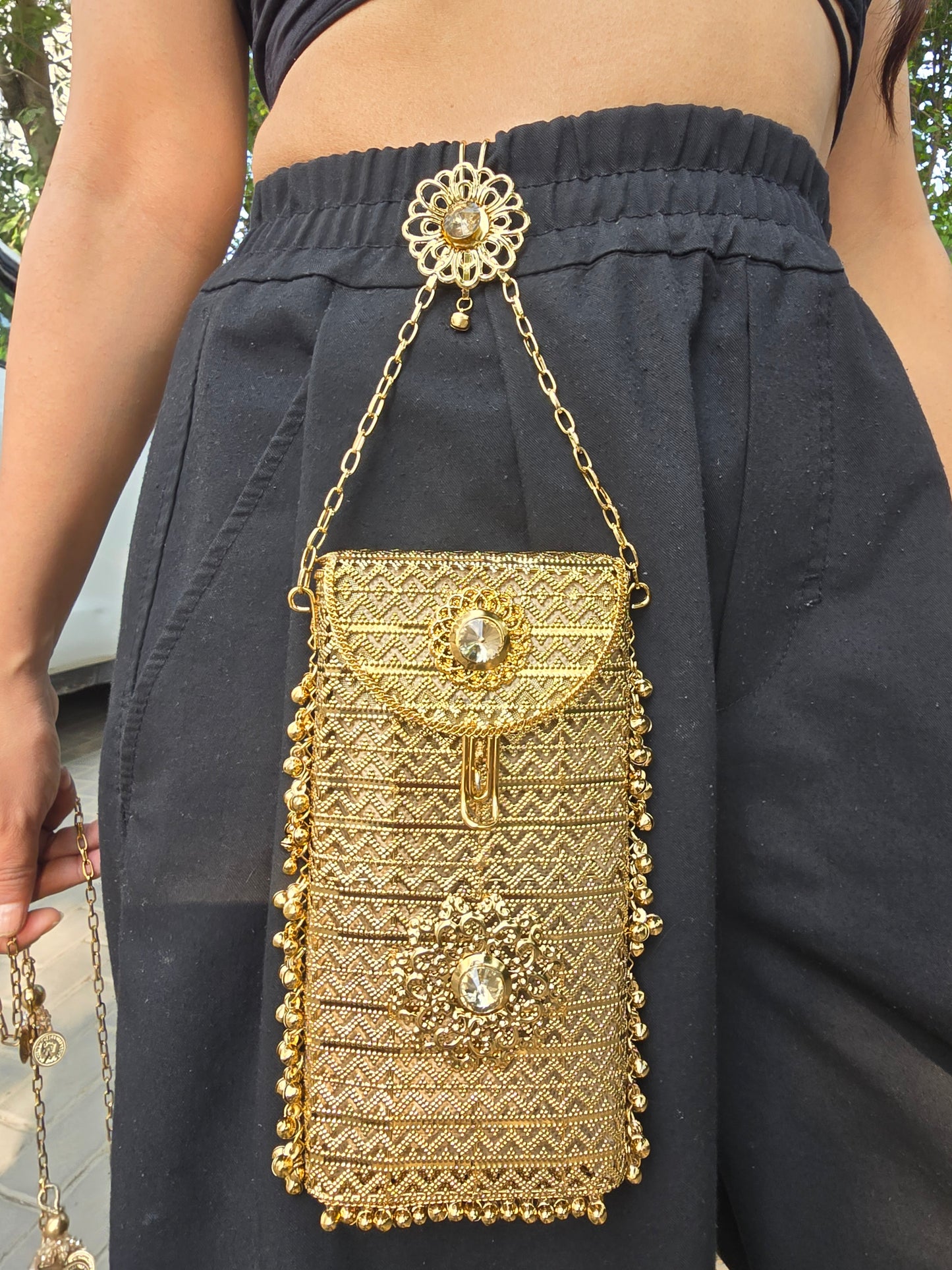 The Vintage Jardin Gold Mesh Crossbody Phone Pouch with 2-in-1 Waist & Crossbody Sling