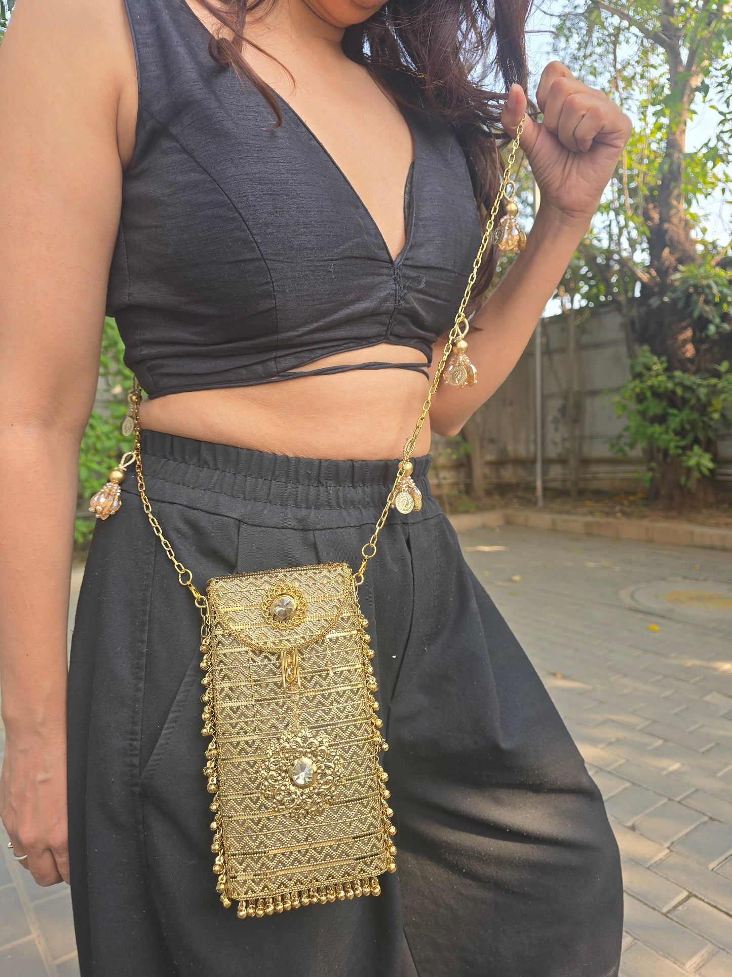 The Vintage Jardin Gold Mesh Crossbody Phone Pouch with 2-in-1 Waist & Crossbody Sling